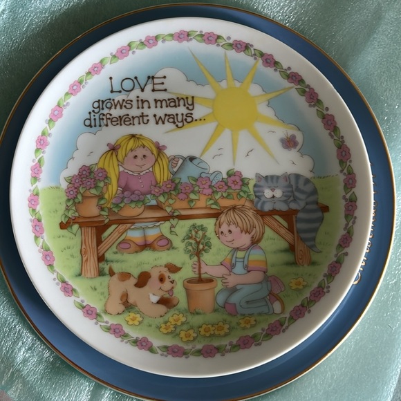 Collectable Plate (small chip on back) - Picture 2 of 2